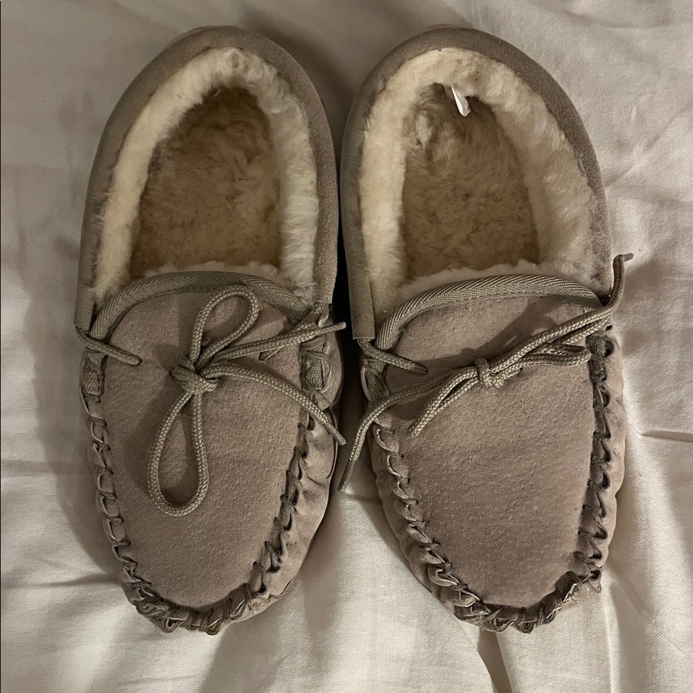 (8/9) Wi Woolies Women’s Genuine Suede & Shearling Moccasin Slippers